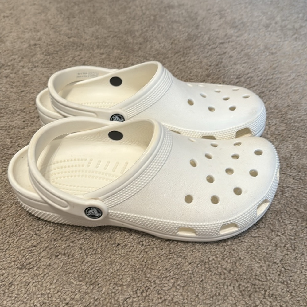 Classic Crocs - Picture 3 of 4